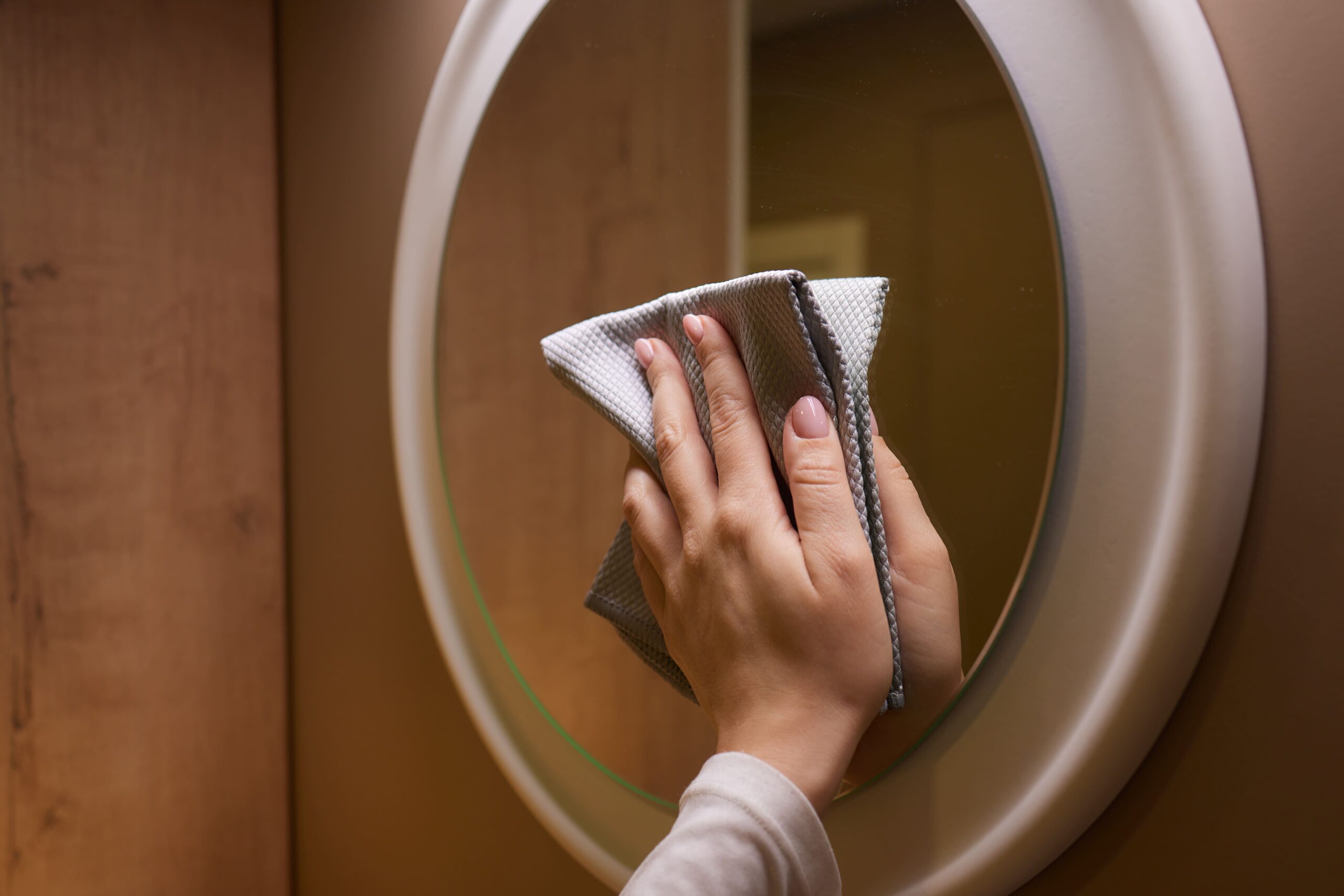 Clean Mirrors Without Streaks