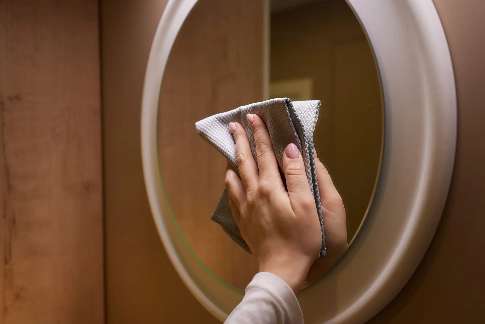 Clean Mirrors Without Streaks